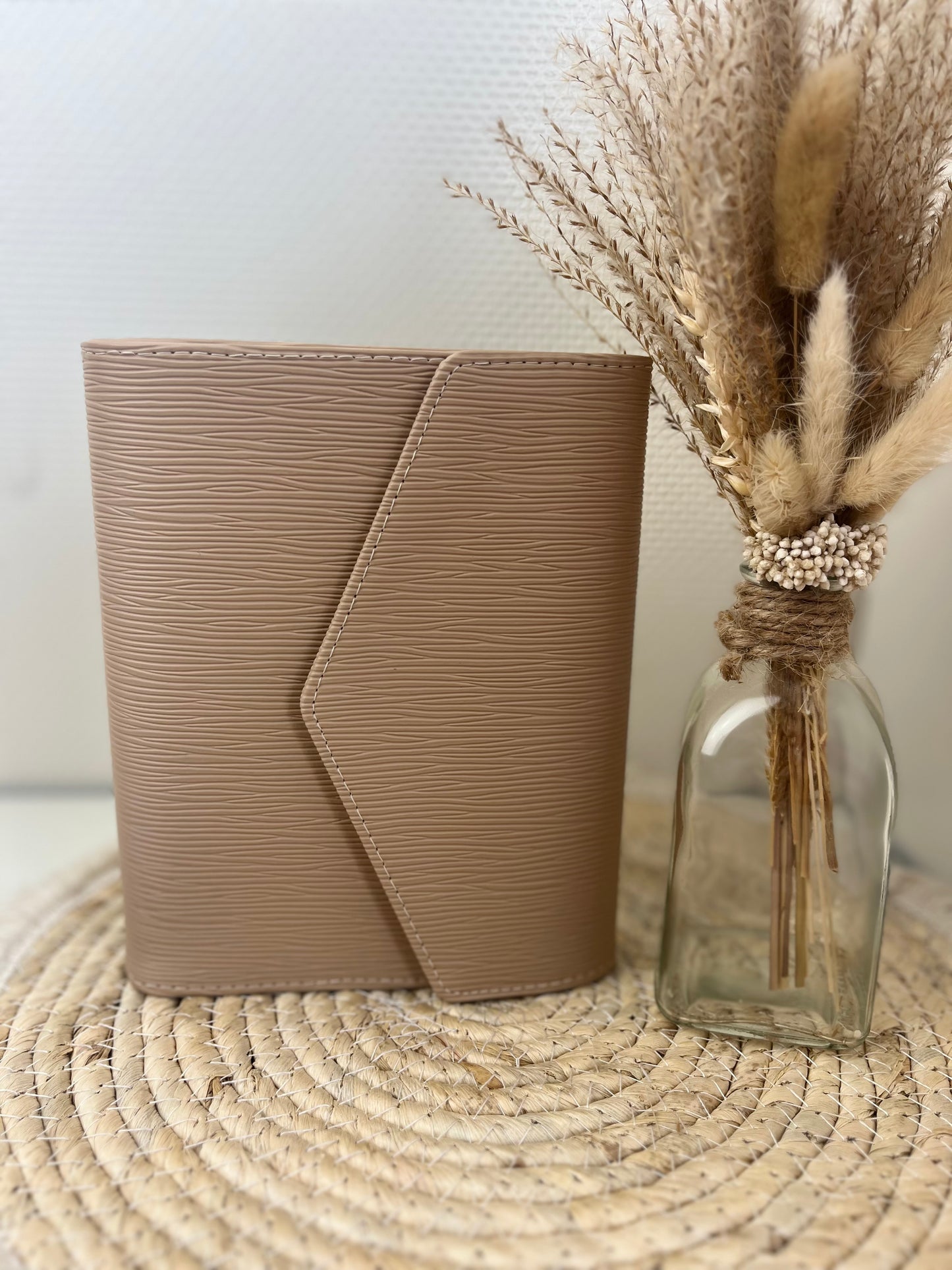 Envelope binder camel