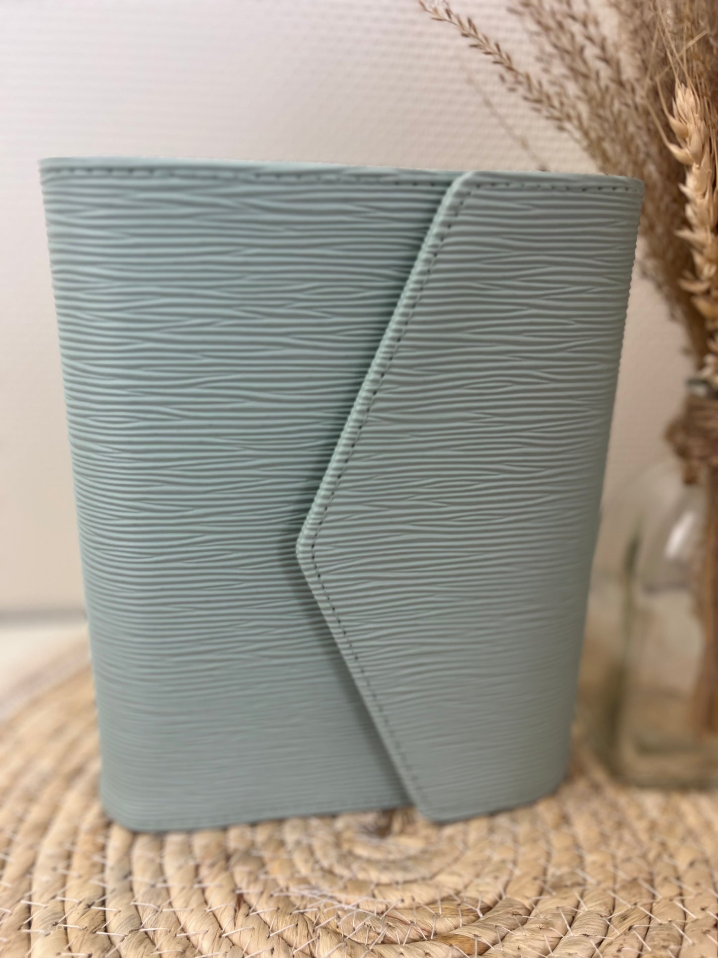 Envelope binder mint