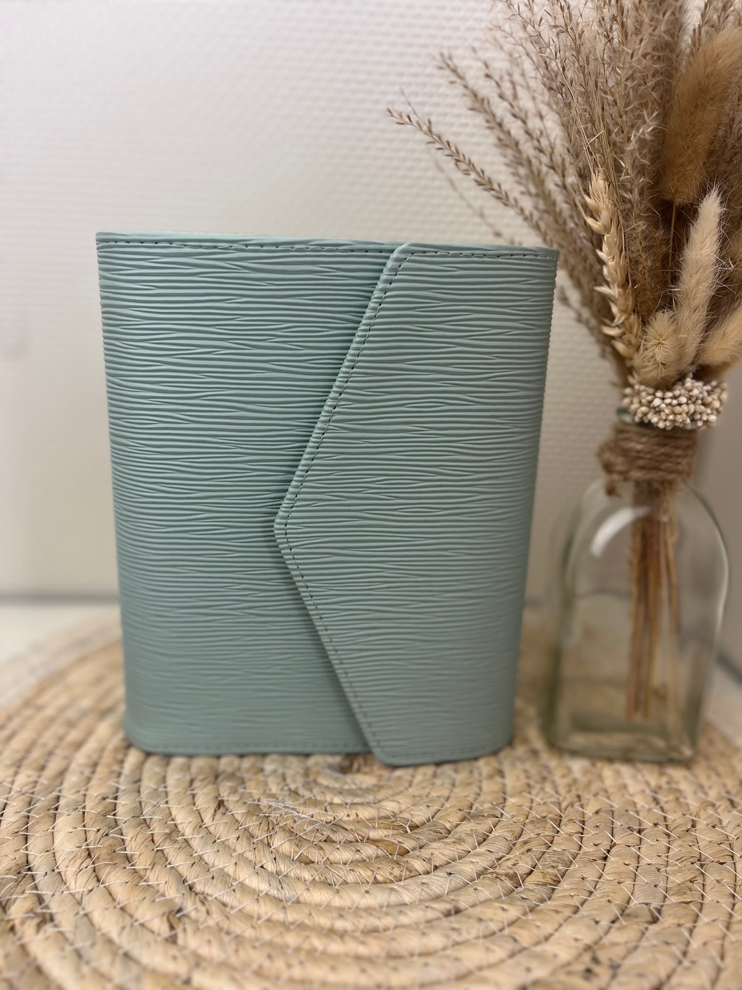 Envelope binder mint