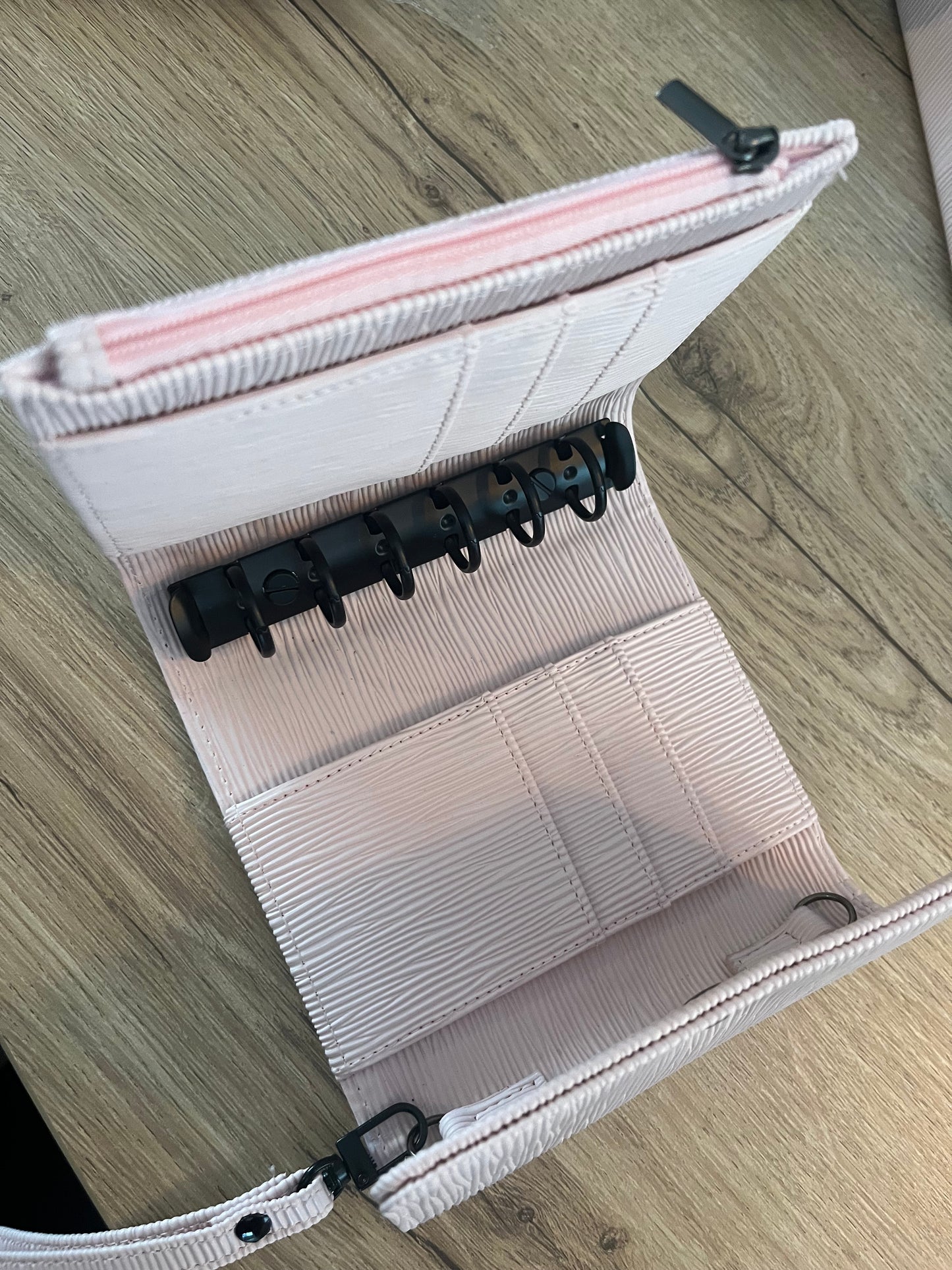 Pre order A7 portemonnee binder zwarte details