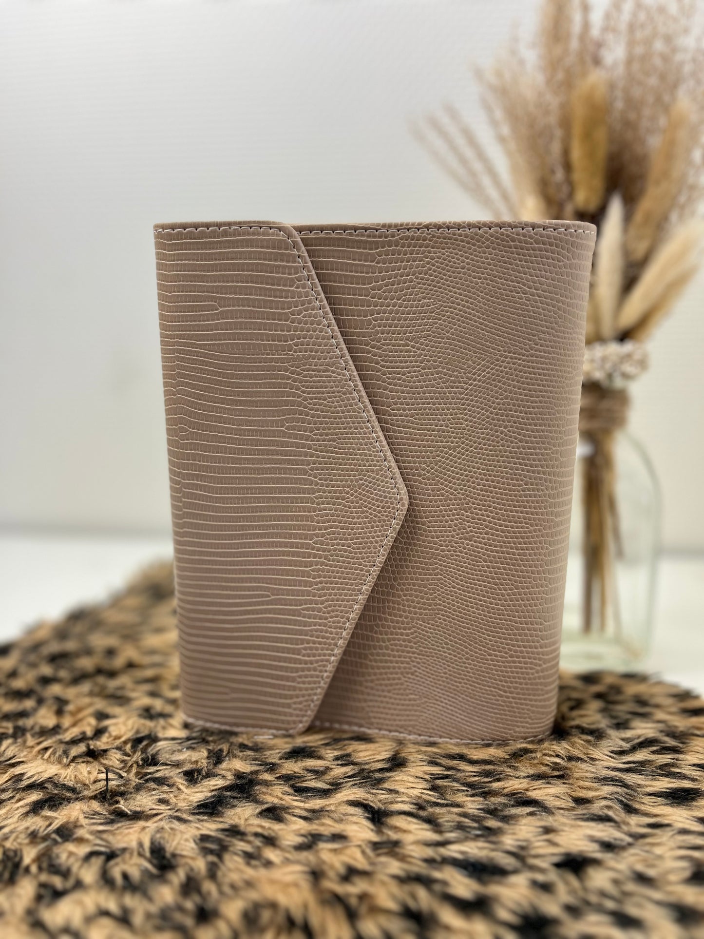 Luxe lizzard binder taupe