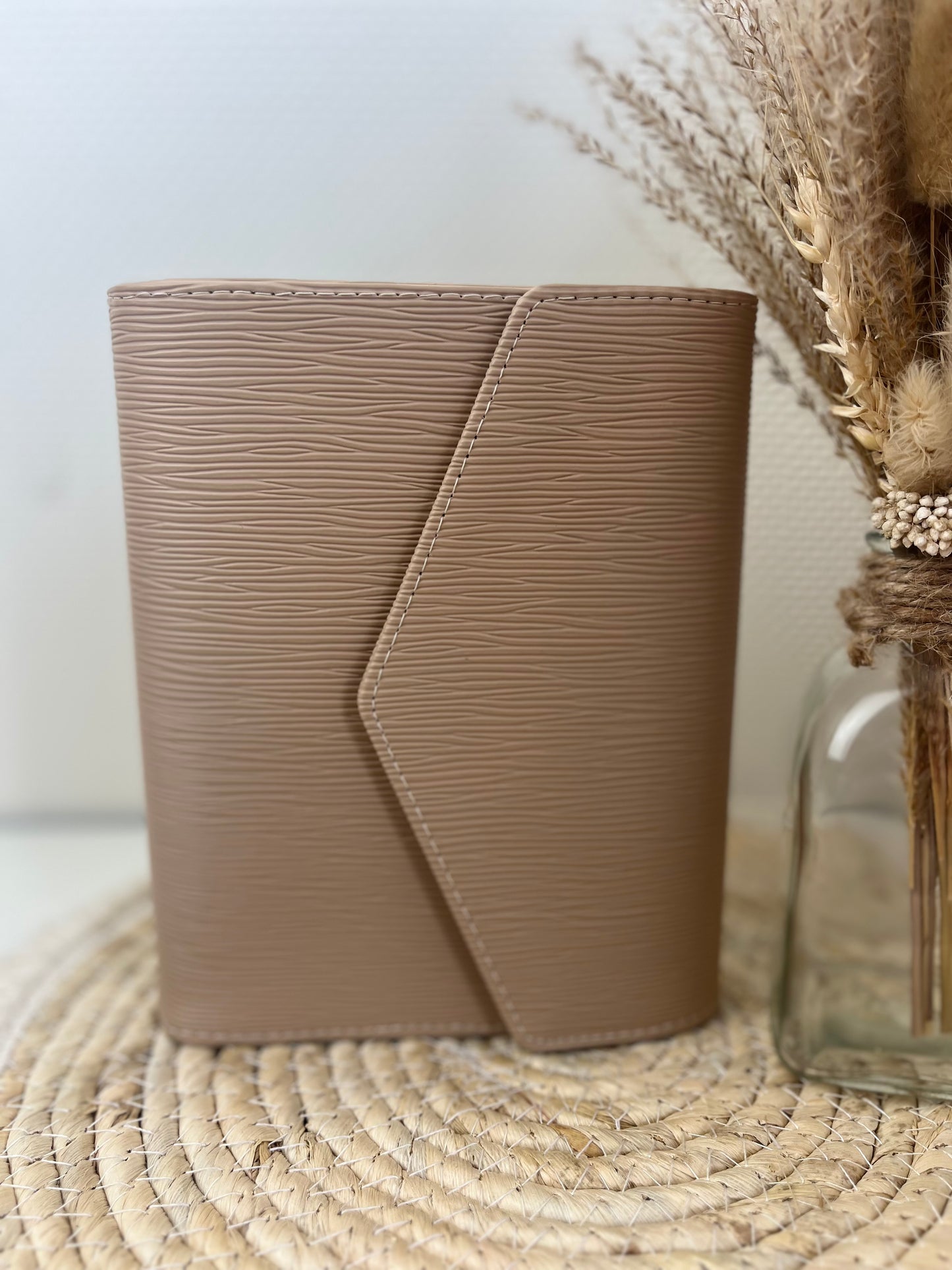 Envelope binder camel