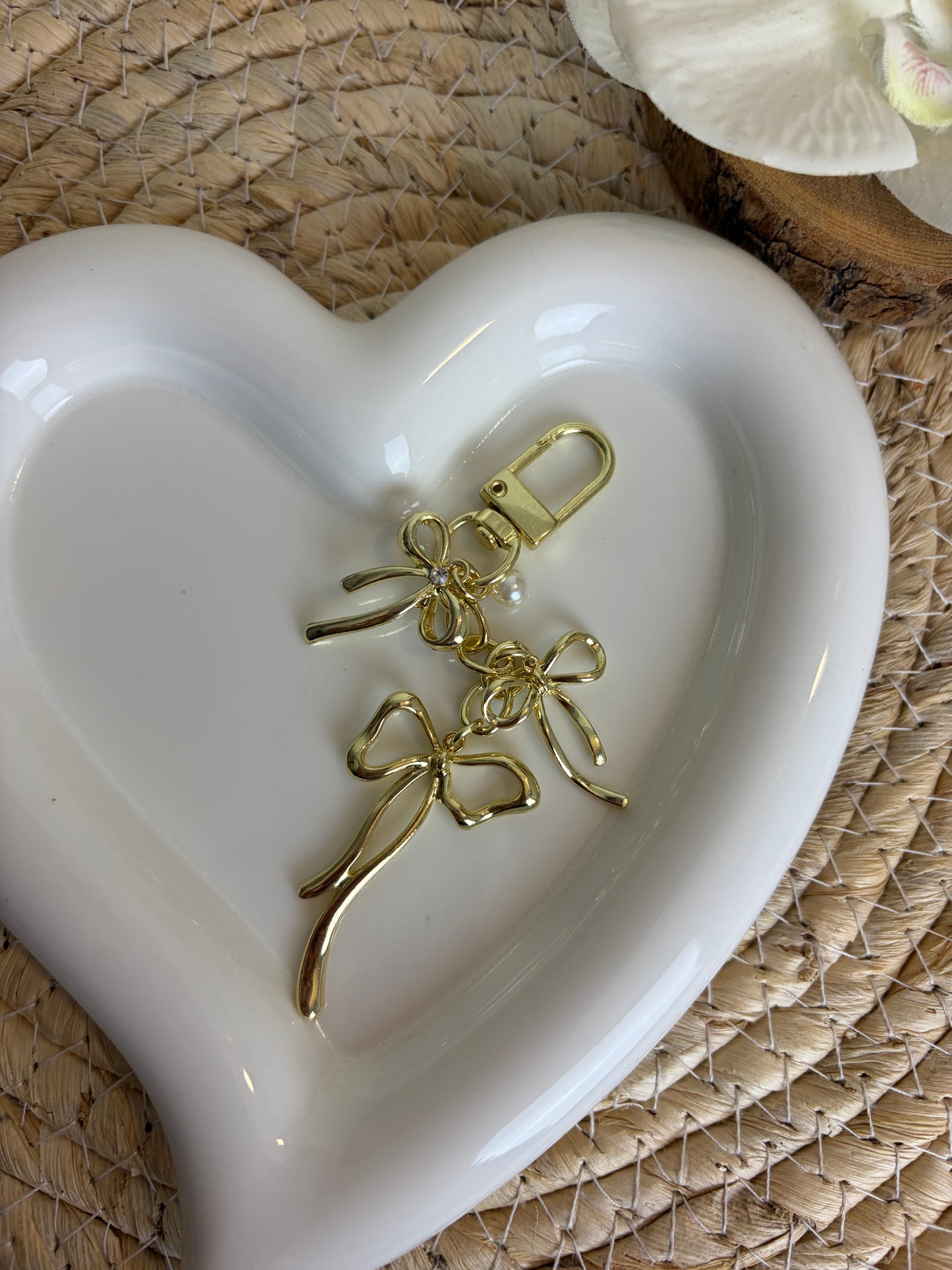 Gouden hanger met strikken