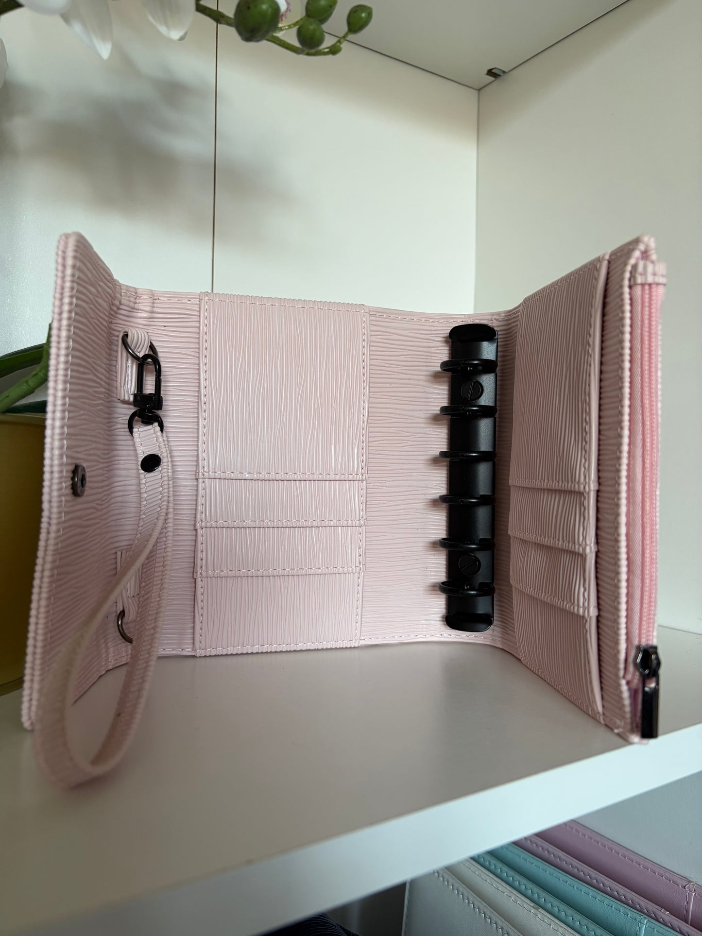 Binder A7 zwarte details