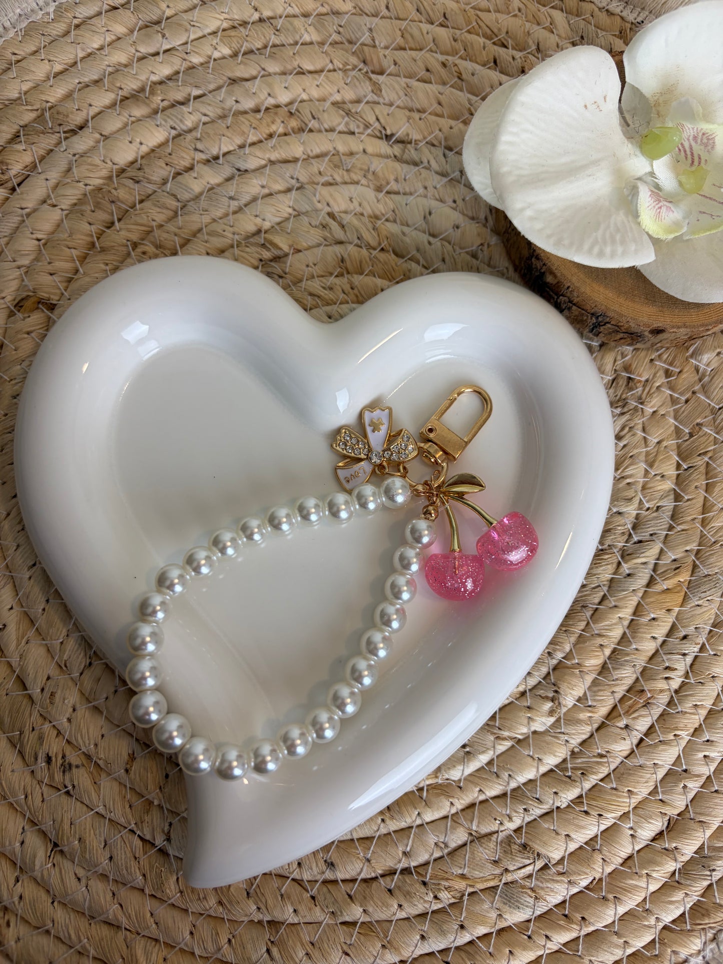 Hanger met parels en roze kersjes