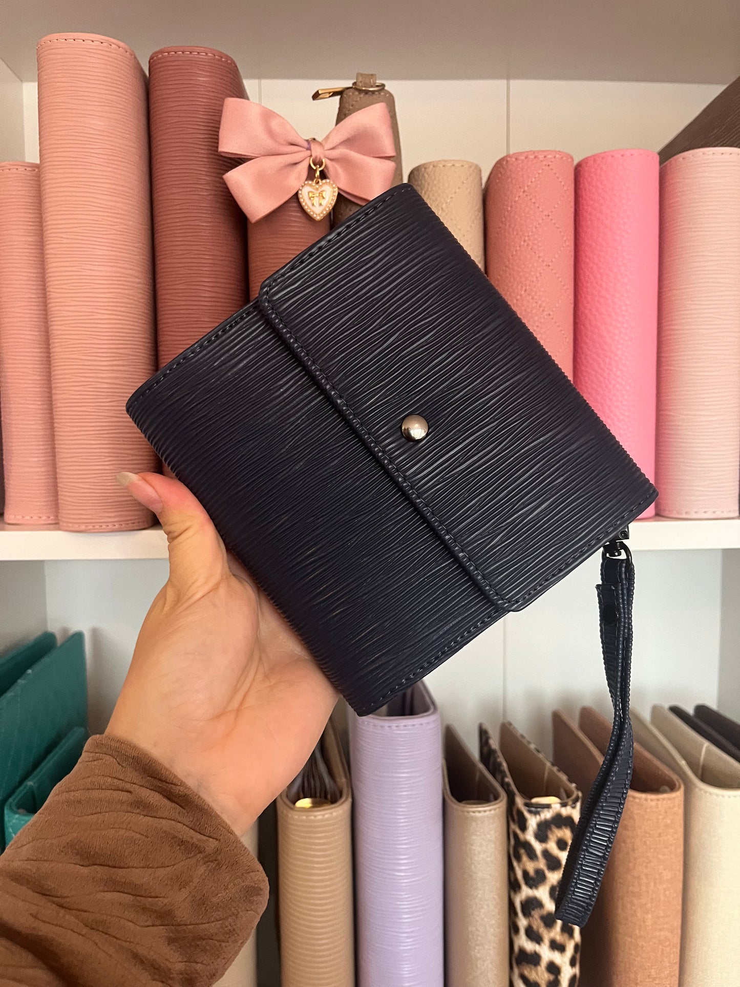 A7 portemonnee binder zwarte details