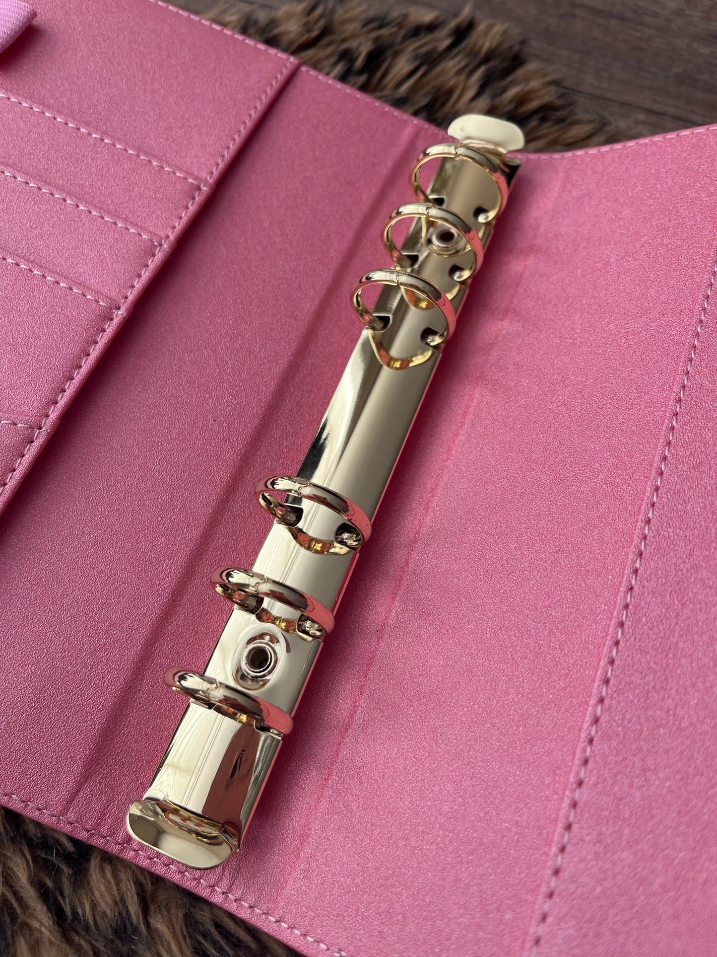 Binder roze metallic met goude ringband