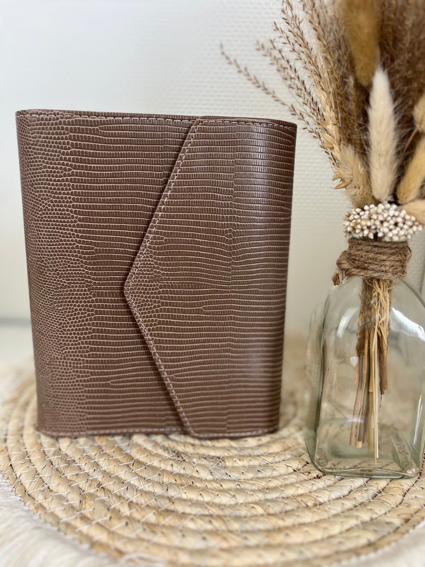 Luxe envelop binder lizzard coffee