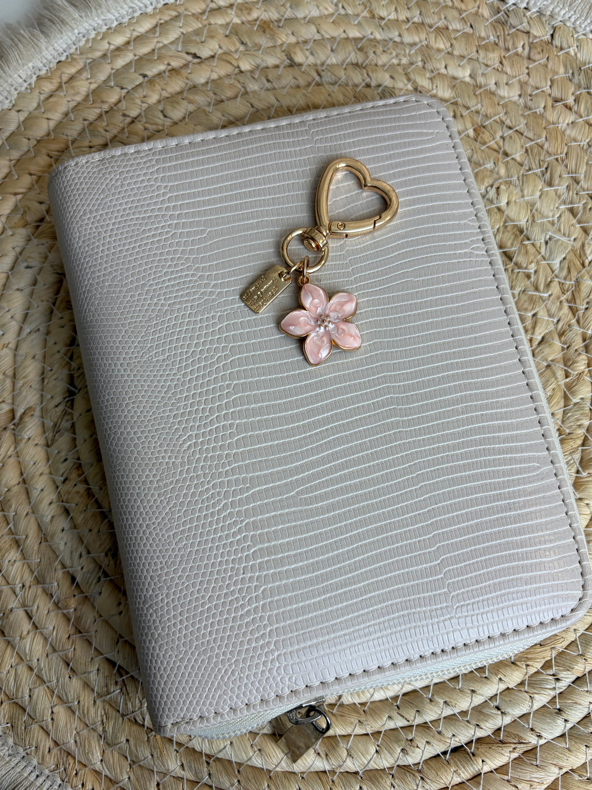 Hanger hart met bloem roze