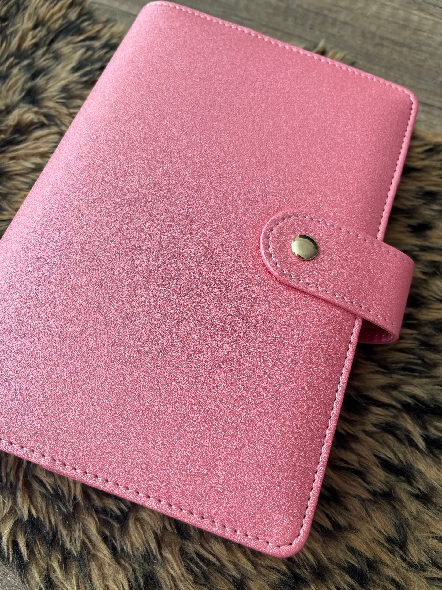 Binder roze metallic met goude ringband