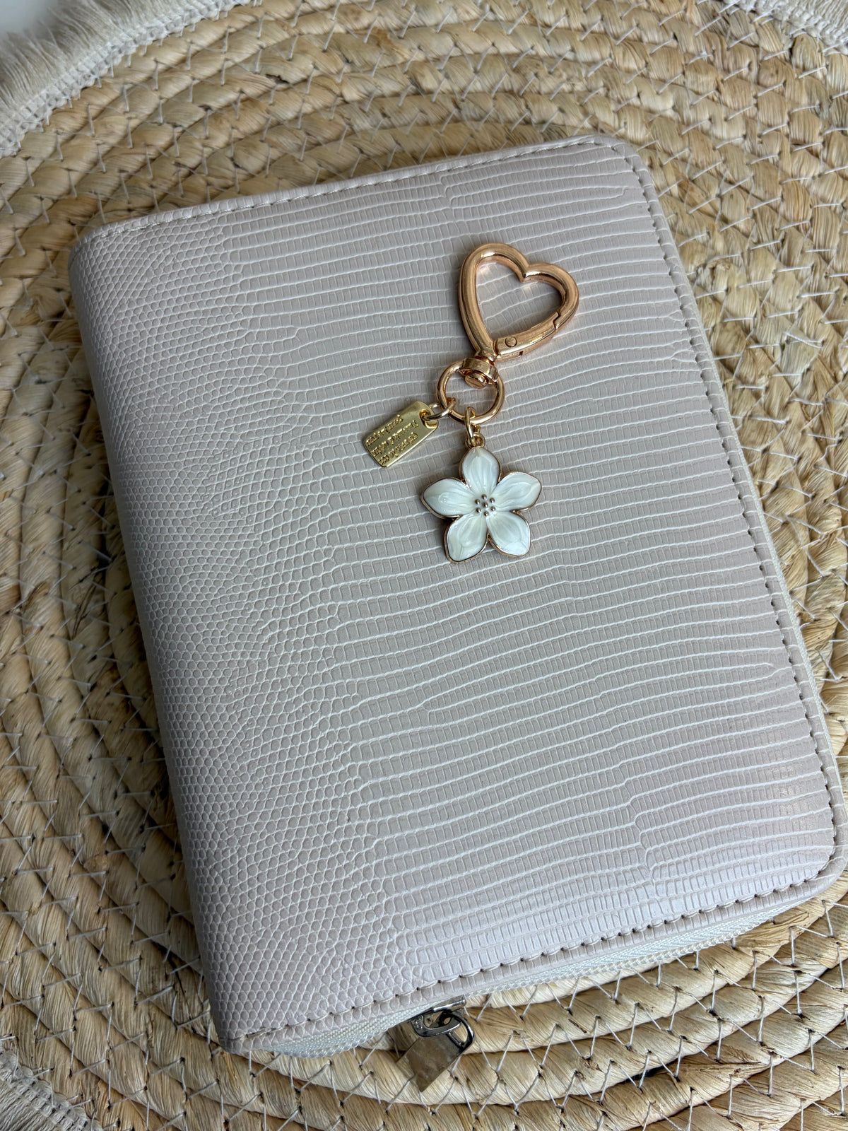 Hanger hart met bloem crème