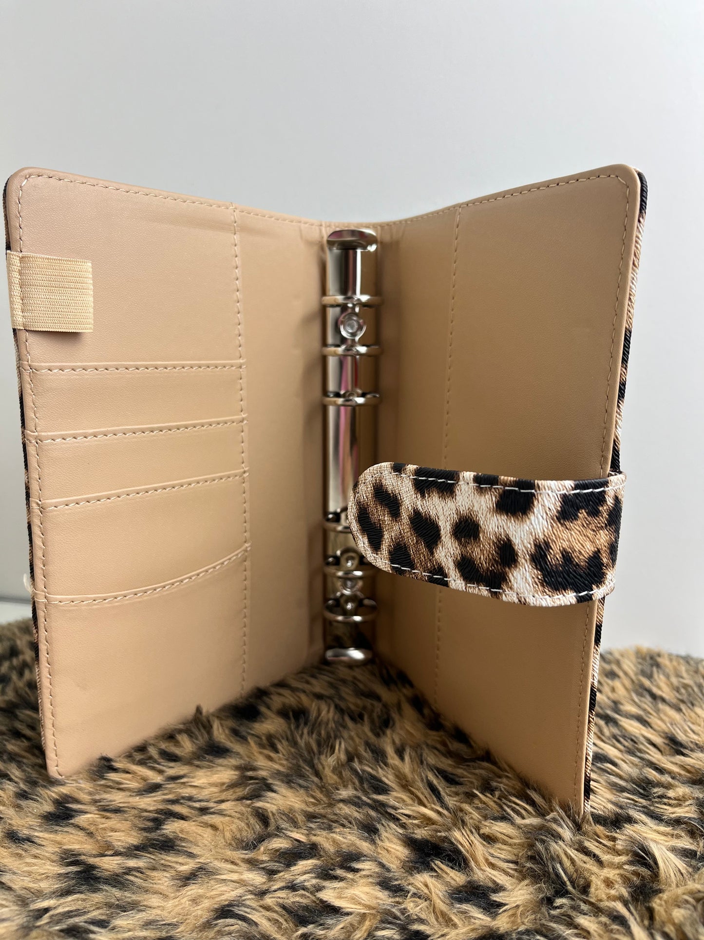 Binder panter print beige