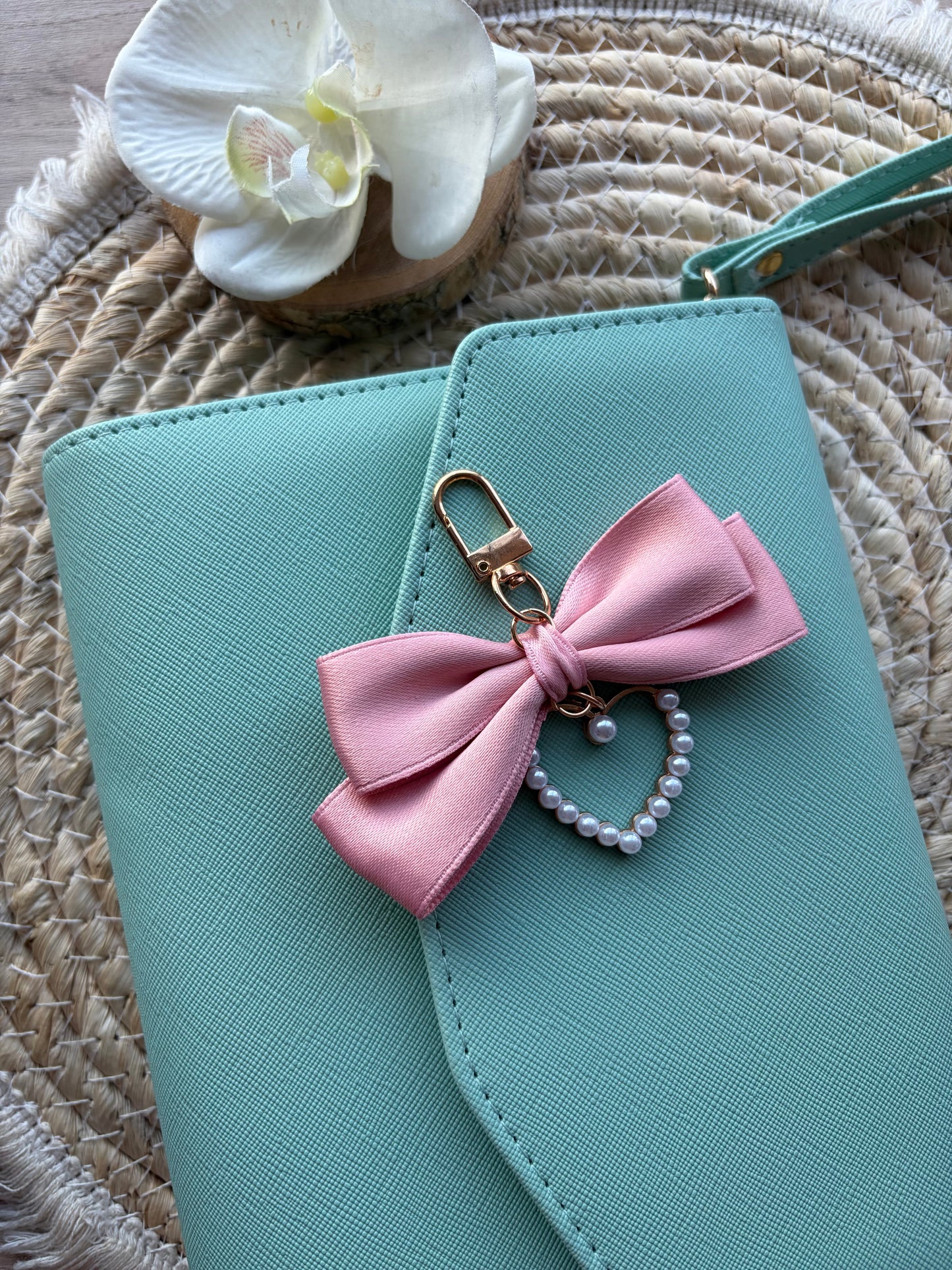 Strik hanger met parel hart roze