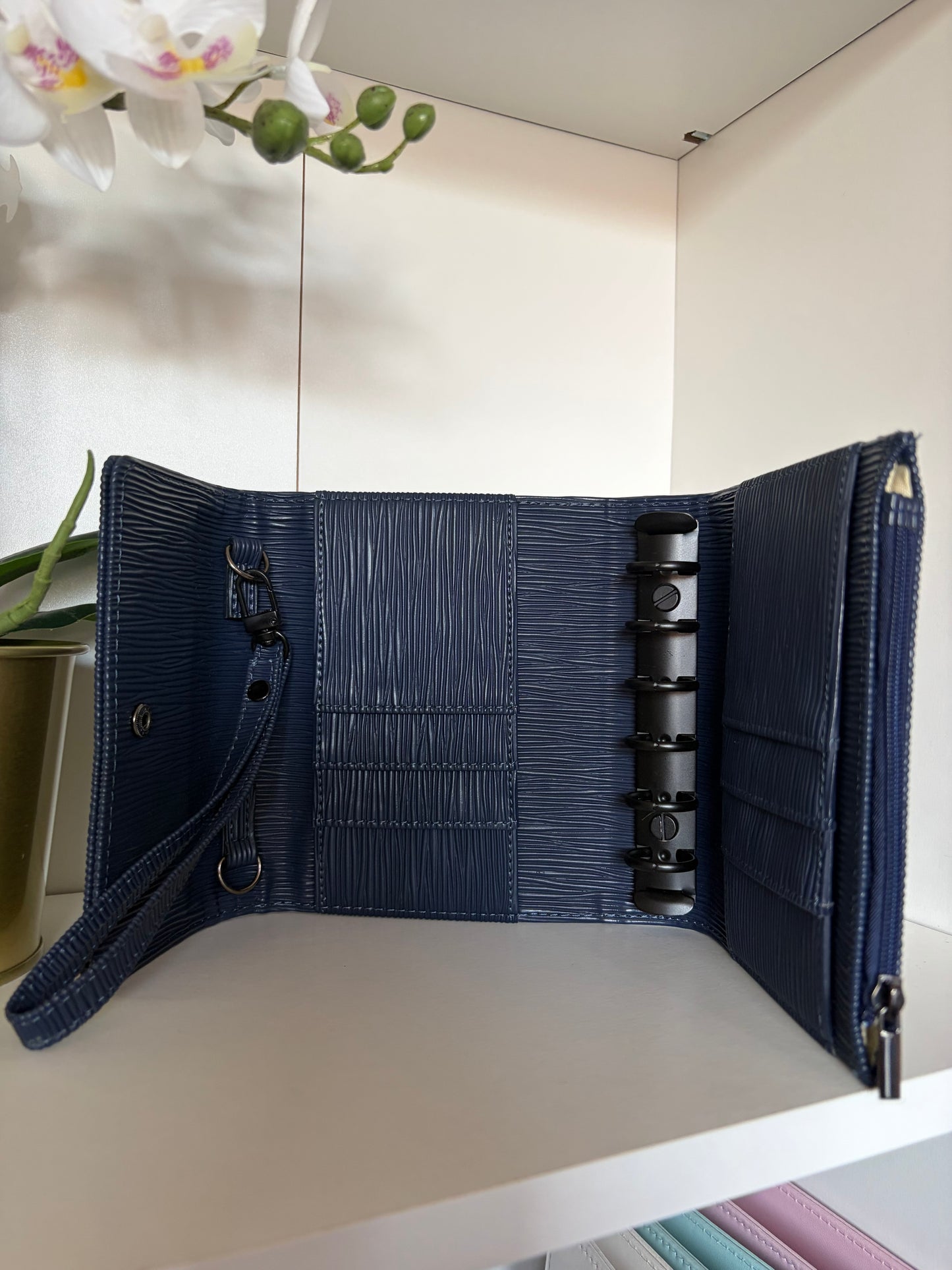 Binder A7 zwarte details