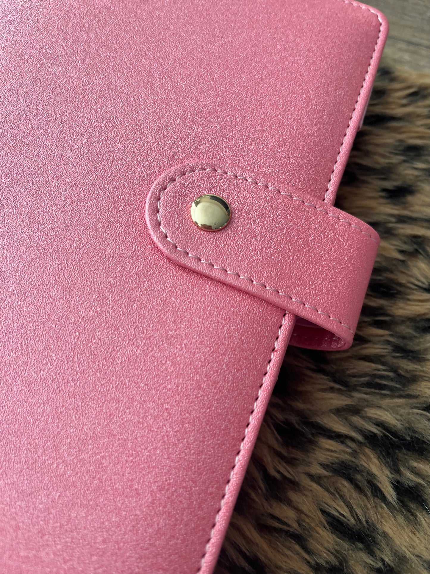 Binder roze metallic met goude ringband